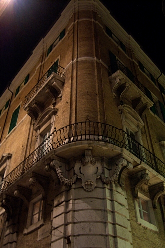 100_2104 small ancona building.jpg - 143744 Bytes